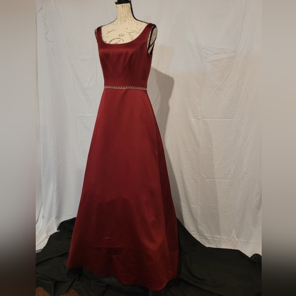 NWT- Elegant Burgundy Evening Gown - Picture 3 of 8